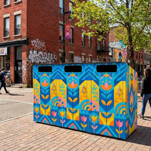 Abri pour bacs roulants Ni Corporation installés dans un espace public extérieur au Québec