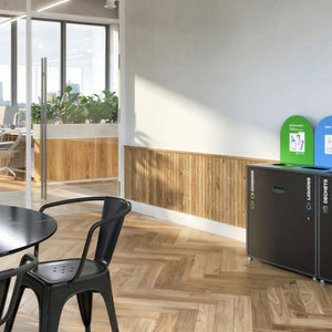 Station de tri double Ni-Corporation avec évier intégré pour récupération des liquides et gestion des matières résiduelles.