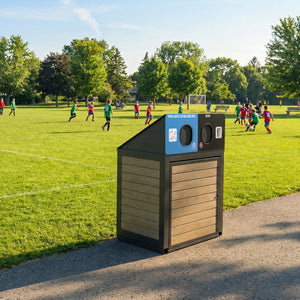 Bacs de récupération Ni Corporation installés dans un parc sportif extérieur au Québec